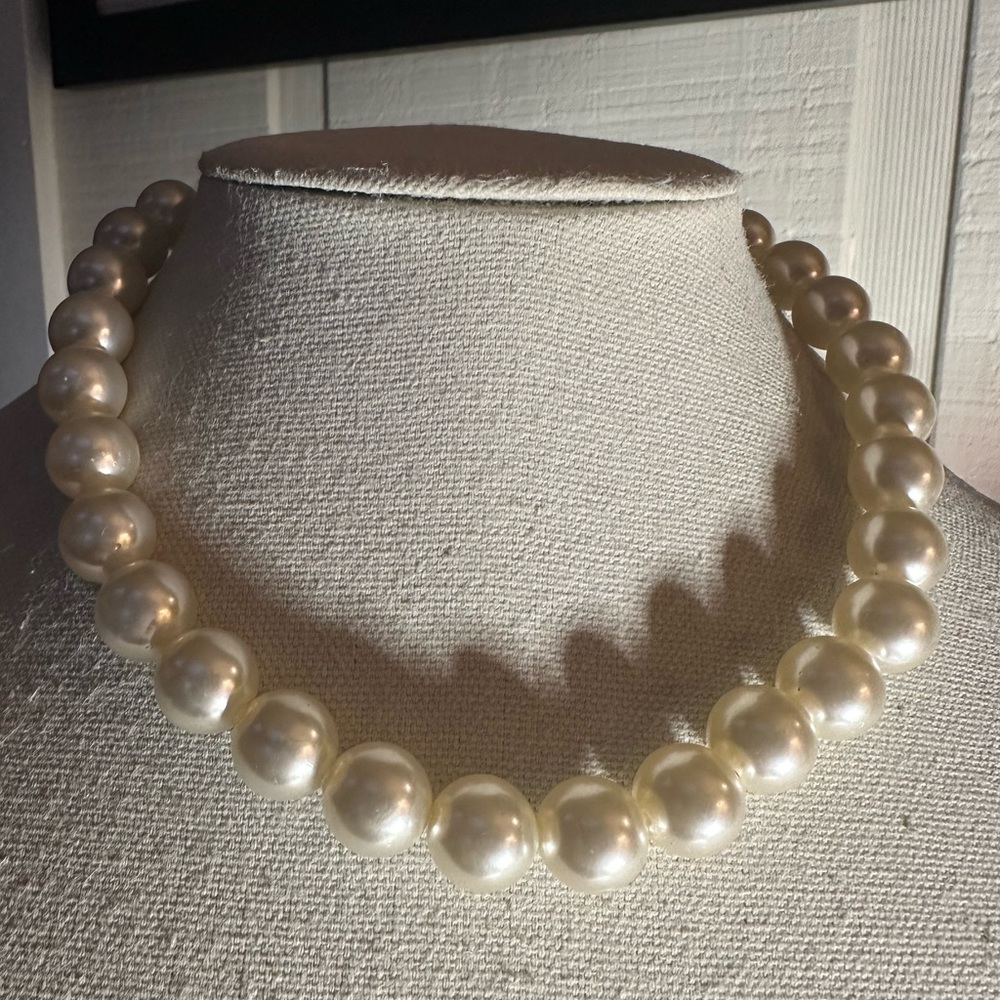 Choker style pearl bead necklace